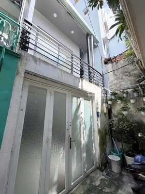 bán nhà 25// sơn kỳ. p tân sơn nhì - tp hcm
dt: 3.2 x 9.5 cn 30m
nhà đúc 1 lầu + 2pn gb:3ty680