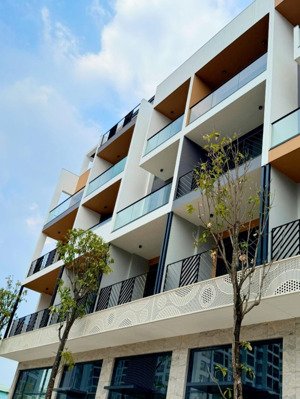 cần bán 3 căn nhà liền nhau. 12mx20m. xây 6 tầng. giá bán 40 tỉ x