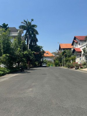 chỉ 46.5 tỷ. nhà cụm nguyễn văn hưởng, quốc hương. dt(8.5x27m). cn:231m2. ctxd: hầm 5 tầng