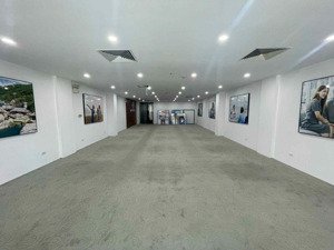 cho thuê sàn văn phòng phố nguyễn du 120m2, mt8m, thông sàn, pccc, giá 26tr
