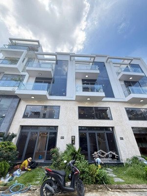 biệt thự phố cao cấp hẻm 12m - ngay chợ vườn lài - đh nguyễn tất thành - gần gò vấp - sông sài gòn