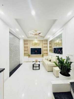 phân lô 5 tầng đường cầu giấy ,trung tâm quận ,ngõ thông ra nguyễn khang .dt 36m ,giá hơn 7 tỷ