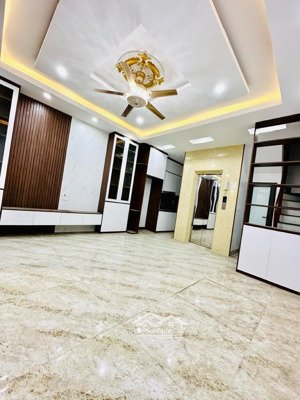 ngõ thông ba gác đỗ cửa, nhà mới full nt, thang máy, 40m ra oto. sổ vuông đẹp k qh.dt40m5t gia8,9ty