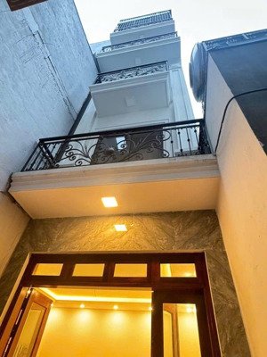 nguyễn văn linh.thach bàn 42m 5 tấng . 8,5 triêu lh. zalo)