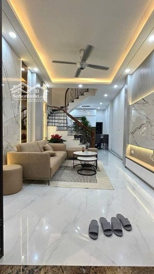 cầu giấy, nhà đẹp khung cột chắc chắn, ngõ 3 gác tránh, 50m ra phố, thoáng, ở ngay 38m2*5t