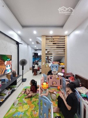 ô tô đỗ cửa- nhà chủ tự xây cổ linh- thạch bàn- 4 phòng ngủ, dt 42m2- ngõ cực nông 20m ô tô tránh