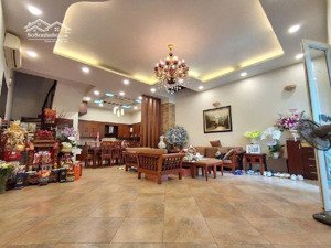 siêu phẩm ngọc thuy, 6 tâng thang may, oto ngủ trong nhà