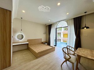 phòng mới 100% ngay quận 10 có ban công siêu rộng full nội thất