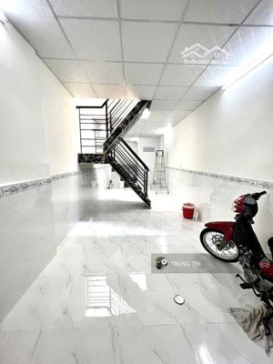 hiệp nhất - sát mặt tiền - 35m2 - hẻm xe hơi - chỉ 4 tỷ hơn - nhà mới ở ngay