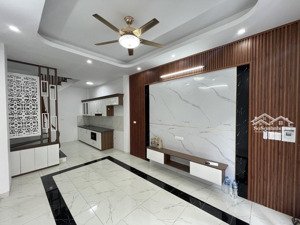 nhà mới đẹp lô góc nội thất cơ bản ở ngay long biên ô tô đỗ cổng