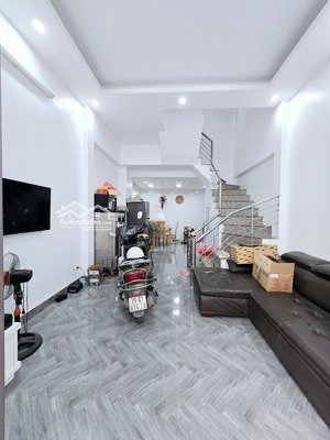 nhà dân xây chắc chắn thiết kế lệch tầng phúc lợi long biên gần ô tô