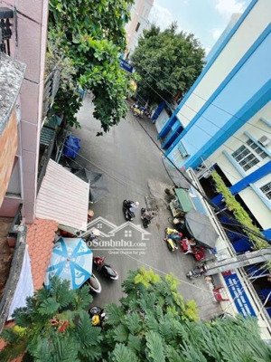 đường trước nhà ngang 16 m mặt tiền kinh doanh q4 dt ngang 4m dài 18m, 4 tấm