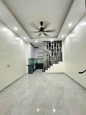 kim mã, nhà mới ở luôn, ngõ 3 gác tránh, cách phố vài chục m, trước nhà rộng thoáng, 36m2*5t