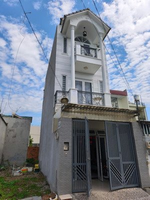 nhà 3 tầng 60m2 - trung tâm phú hữu quận 9 - 6.1 thương lượng