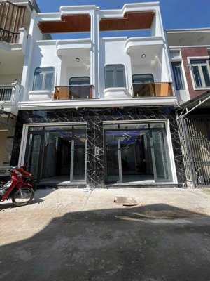 bán nhà mới xây p. tân phong gần trường thcs tân phong. dt 76m2, 3,5 tỷ, lh 