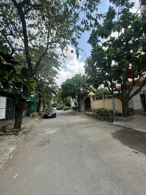 bán căn biệt thự 3 lầu - khu villa bắc rạch chiếc quận 9. dt 400m2 - giảm giá còn 20 tỷ