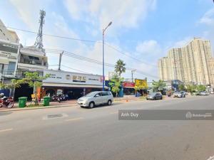 siêu hiếm. góc 2 mặt tiền trần não, q.2. dt: 25 x 28m (725m2). hđt: 400tr/th. 3 tầng. giá: 210 tỷ