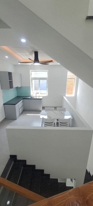 cho thuê nhà phố mặt tiền đường chính khu icon dĩ an