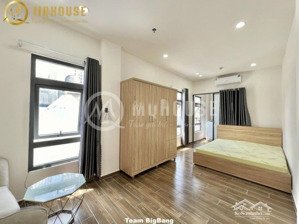 căn hộ 1 phòng ngủ nhiều cửa sổ thoáng tone gỗ máy giặt riêng ở đường ung văn khiêm gần quận 1