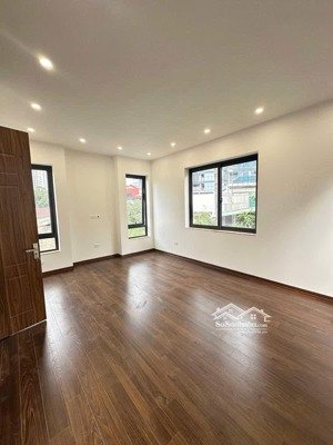 đường láng, 62m2, lô góc, 5m ra phố, mặt tiền rộng, nhà xây mới, sân rộng thoáng, sổ chính chủ