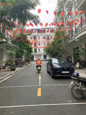 bán ngay lk kiến hưng luxury. vị trí đẹp giá 17,5 tỷ. sổ đỏ ngay. lh 