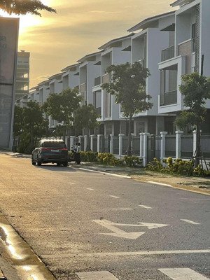 bán shophouse 3 mặt thoáng diện tích lớn cực đẹp 160m2 trong khu đô thị singapore, ở hay thuê ngay.