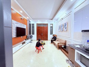 trung kính 10.2 tỷ 40m2 nhà 5 tầng, mặt tiền 4.2m, ô chờ thang máy, ngõ rộng , cách phố 50m