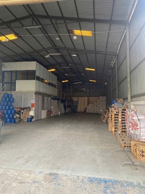 bán xưỡng đang cho thuê 25tr/tháng . sỗ hồng riêng . đường nhựa 13m thông