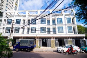 cần bán nhà liền kề mặt tiền đường thanh niên.
diện tích 100m2, thuận tiện đi lại