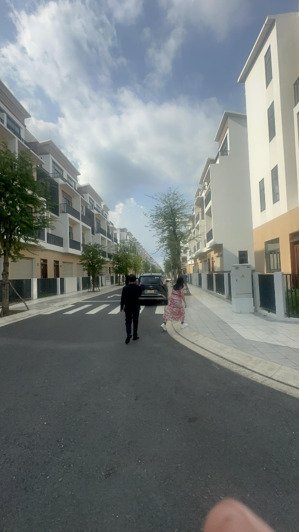 nhà phố ngay cạnh công viên, gần cafe trung nguyên