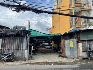 tốt,vị trí đẹp nhất, lê văn việt, dt:20x30m (nở hậu), hầm + 7 tầng(xdm), tn:200tr/tháng. giá 90 tỷ