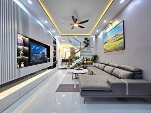 bán gấp căn nhà gần chợ xuân thới thượng,hoc môn 70m2/1tỷ950 đang cho thuê 8tr/tháng nhiều tiện ích