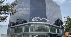 bán nhà mặt phố phạm văn đồng, dt 200m2 x 8 tầng, mặt tiền 20m, lô góc, giá 70 tỷ.