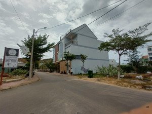 cần bán gấp đất mặt tiền ngay đường vào khu du lịch eo gió. sổ hồng thổ cư ngang 6m dài 15m .