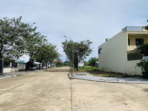 chính chủ gửi bán góc đường 7,5m golden hill - 153m2 gần nguyễn tất thành