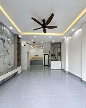 chủ nhờ em bán nhà gần tây thăng long - lô góc 2 thoáng - ô tô đỗ cửa - nhà đẹp ở ngay