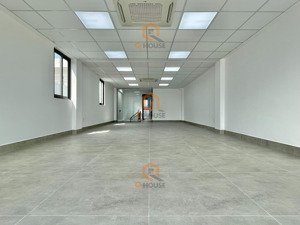 tòa nhà "mới" ngay trương văn bang 5*20m, hầm trệt lửng 2 lầu suốt, thang máy 60 triệu/tháng