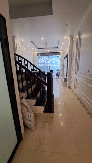 cổ linh -thạch bàn em cần bán căn nhà 6 tầng ngõ thông rộng ô tô đỗ gần