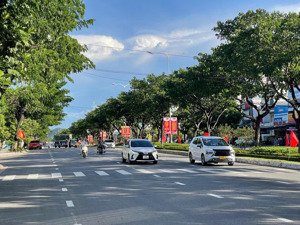 bán nhà 4,5 tầng mặt tiền đường lê văn hiến, rộng 48m, gần ủy ban phường - nhà mới - lh 