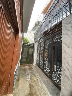 bán nhà 2 tầng gần chợ phương sài, hướng đông bắc, sổ hồng đã hoàn công, khu vực nhiều tiện ích