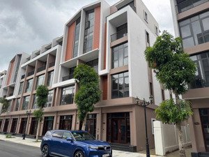 bán căn liền kề xẻ khe ánh dương 19-36 giá 14,98 tỷ.