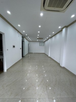 cho thuê văn phòng tầng 4 nhà 03tt01 hdmon hàm nghi giá 13tr điều hoà thang máy đủ cả