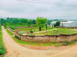 cần bán lô đất tổng diện tích 2500/300 thổ cư. hòa thạch quốc oải. lô góc 3 mặt tiền. giá tốt