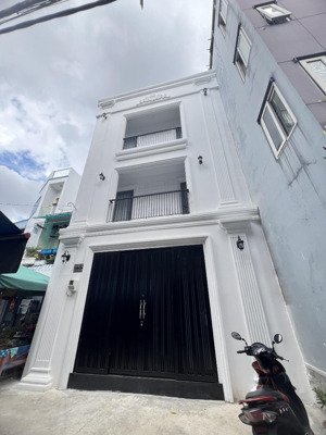 bán gấp nhà mới hẻm 6m lạc long quân, tb. 5,2x11,3m. 3 tầng. giá chỉ 8 tỷ 5