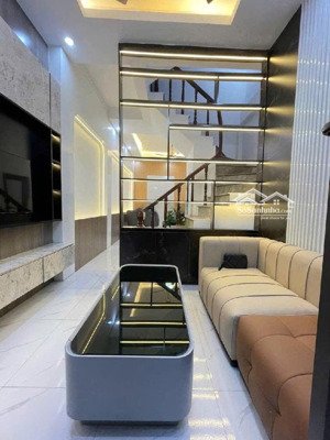 cần bán nhà phường vĩnh phúc , ba đình , nhà mới full nội thất , căn góc , cực hiếm .