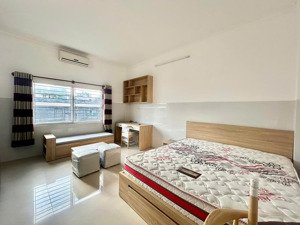 cho thuê phòng cửa sổ lớn 35m2 nguyễn văn thương gần ngã tư hàng xanh giáp q1, phú nhuận