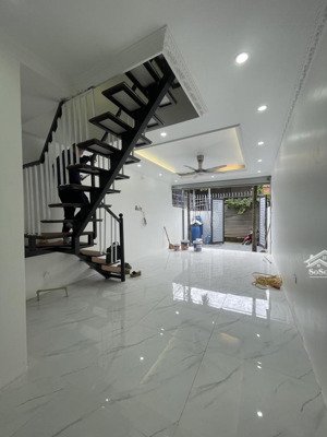 siêu phẩm nhà mới 2 tầng 42m vuông vức, vĩnh hoàng chợ đêm lĩnh nam, đường đôi 2.5 nhà đẹp ở ngay