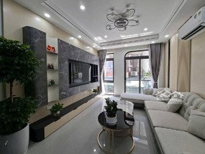 siêu phẩm thạch bàn 6 tầng thang máy full nội thất ô tô trong nhà 40m², nhà mới đẹp 12,3tỷ