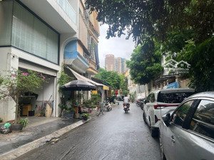 bà thím sang anh định cư cần để lại căn nhà mộ lao, 35m2, 2 tầng, mặt tiền 5m, có vỉa hè,cạnh lvkca