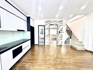 nhà mới xây 6 tầng gần chợ vĩnh phúc ba đình